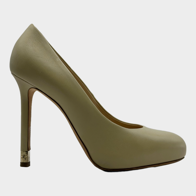 Chanel beige leather pumps with metal logo CC detail at the heels