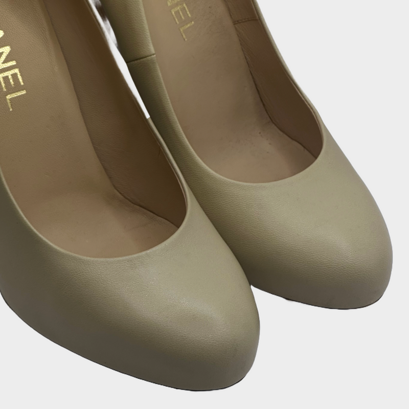 Chanel beige leather pumps with metal logo CC detail at the heels