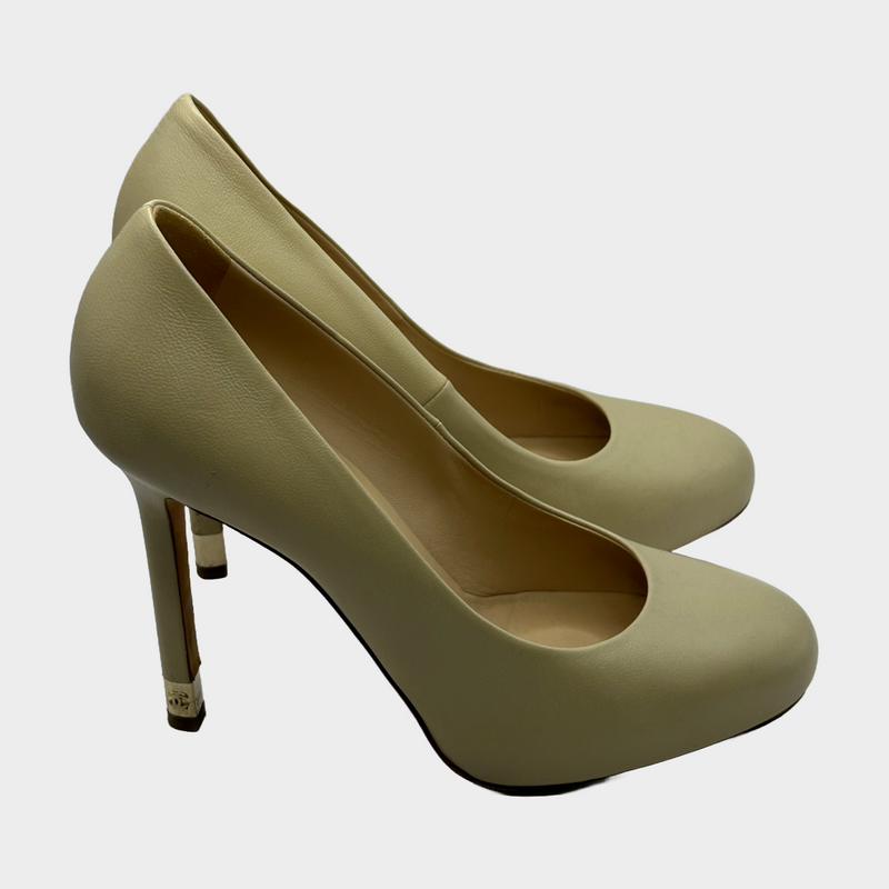 Chanel beige leather pumps with metal logo CC detail at the heels