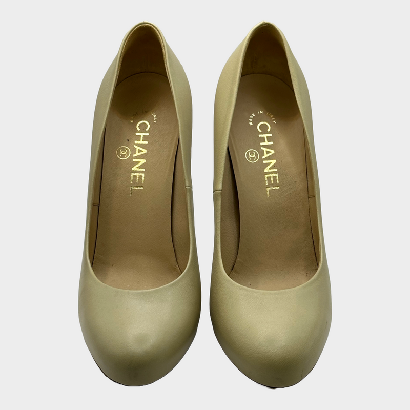 Chanel beige leather pumps with metal logo CC detail at the heels