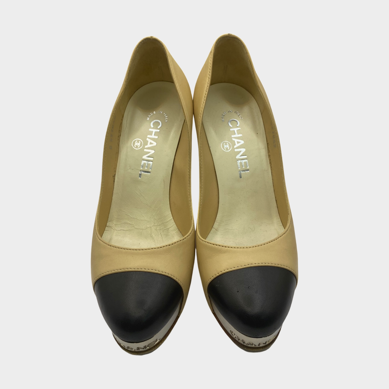 Nude and hot sale black pumps