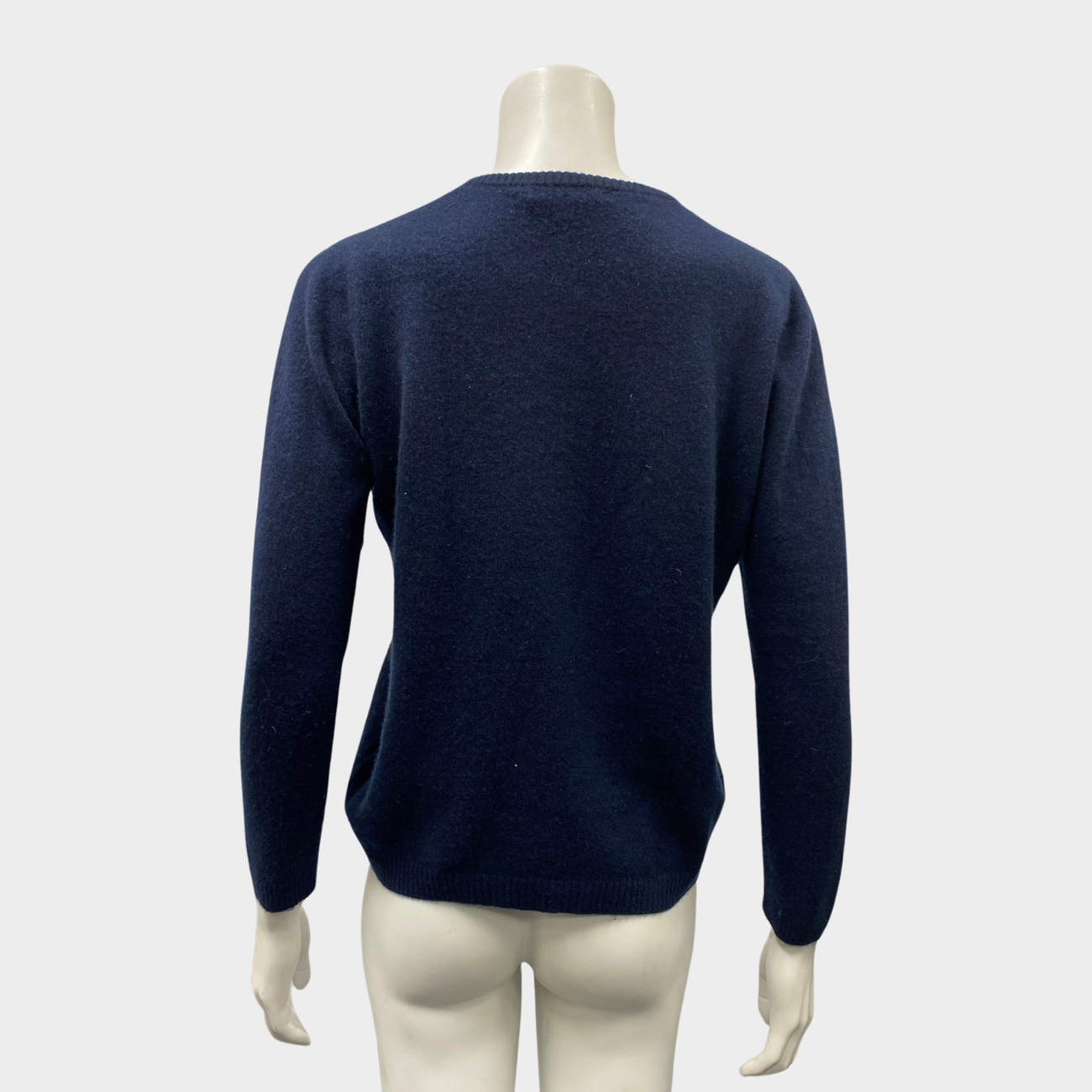 Bella Freud women s navy and ecru cashmere 1970 logo jumper Loop