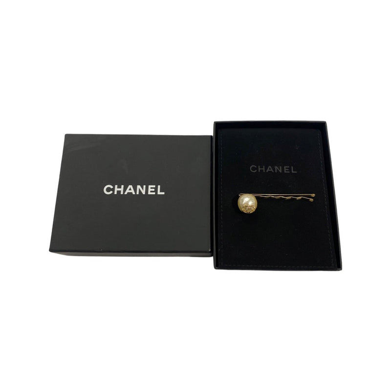 pre-owned CHANEL gold CC logo pearl hair clip 